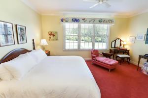 - une chambre avec un grand lit blanc et une fenêtre dans l'établissement Oakmont Inn, à Verona