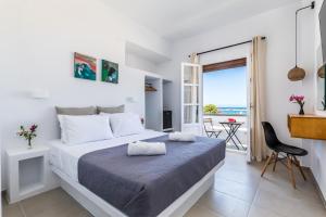 Un dormitorio con una cama con vista al mar. en Uncle John's Guesthouse, en Skopelos Town