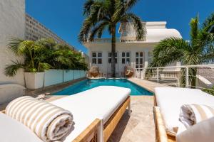eine Villa mit Swimmingpool und ein Haus in der Unterkunft Casa Diluca Cartagena Hotel Boutique in Cartagena de Indias