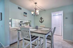 Η κουζίνα ή μικρή κουζίνα στο Sweet Snowbird Escape about 2 Mi to St Pete Beach