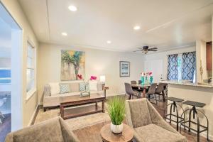 sala de estar con sofá y mesa en Updated Chula Vista Townhome - WFH Friendly!, en Chula Vista