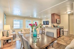 cocina y sala de estar con mesa de madera y sillas en Chula Vista Retreat Near Third Avenue Village en Chula Vista