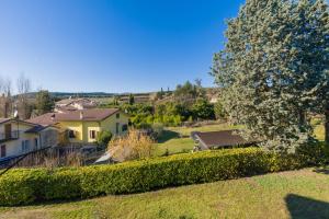 a view of a yard with houses and a tree at Casa al vecchio mulino in Negrar