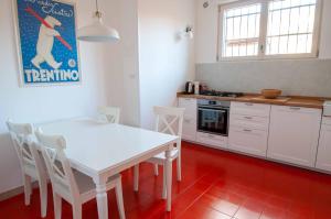 A kitchen or kitchenette at Casa Sass
