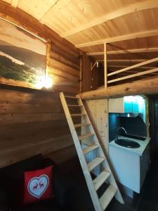 une chambre avec un escalier et un lavabo dans une cabine dans l'établissement Appartement balcon Vue lac, à Gérardmer