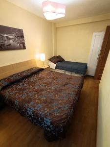 a bedroom with two beds and a lamp in it at Bilbilis de Mundobriga in Calatayud