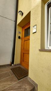drewniane drzwi na boku budynku w obiekcie CASA EMMA w mieście Mezzana
