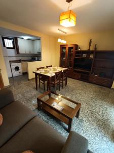 sala de estar con mesa y sofá en Bilbilis de Mundobriga, en Calatayud