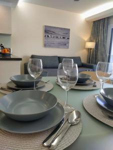 una mesa con platos y copas de vino. en Paraiso Canario, en Puerto de Santiago