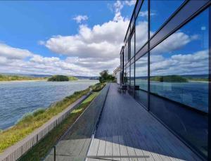 ein Gebäude mit Blick auf das Wasser in der Unterkunft Modernes Apartment mit wunderschonem Rheinblick in Urmitz