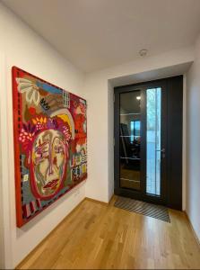 ein großes Bild einer Frau an einer Wand neben einer Tür in der Unterkunft Modernes Apartment mit wunderschonem Rheinblick in Urmitz