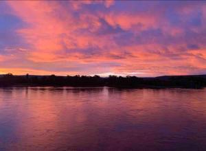 einen Sonnenuntergang über einem großen See mit wolkigem Himmel in der Unterkunft Modernes Apartment mit wunderschonem Rheinblick in Urmitz + 7 Fotos