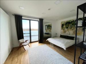 Ein Bett oder Betten in einem Zimmer der Unterkunft Modernes Apartment mit wunderschonem Rheinblick