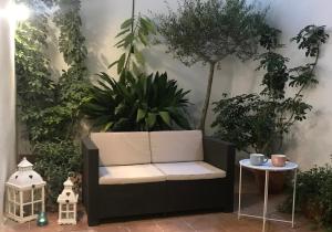 una sedia nera in una stanza con piante di Precioso Loft a 150 metros de la playa a Santa Pola