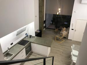 una cucina con un lavello e un piano di lavoro di Precioso Loft a 150 metros de la playa a Santa Pola