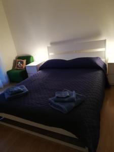 1 dormitorio con 1 cama con 2 toallas en Nino e Issi Apartment, en Trieste