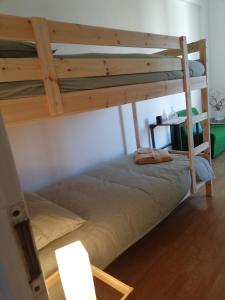 sypialnia z 2 łóżkami piętrowymi i stołem w obiekcie Nino e Issi Apartment w Trieście