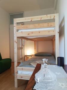 Tempat tidur susun dalam kamar di Nino e Issi Apartment