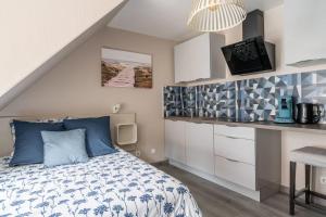 1 dormitorio con 1 cama y escritorio en una habitación en Studio centre historique, place de la réunion en Mulhouse