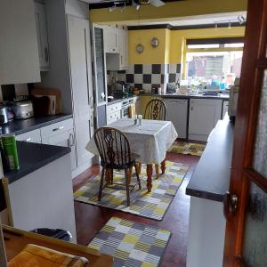 a kitchen with a table and chairs in a kitchen at JOE'S PLACE in Retford