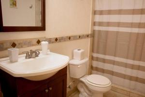 A bathroom at Beautiful Ocean views at Quinta la Mexicana! 8 ppl