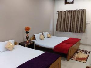een kamer met 2 bedden en een raam bij Hotel Jungle Palace Resort in Umariā