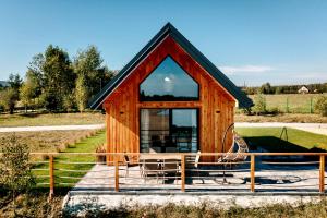 奇胡夫Wierzbowa przystań的一个小房子,设有大窗户