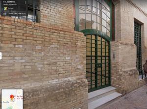 a brick building with a door on the side of it at Misterhost Santa Cruz Judería - Acogedor y tranquilo - Casco Histórico in Seville