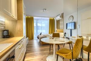 Telewizja i/lub zestaw kina domowego w obiekcie Kazou Residence Arkadia
