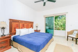 1 dormitorio con 1 cama, vestidor y ventana en Condos Perfectly Situated Between the Beach & Tulum Town by Stella Rentals, en Tulum