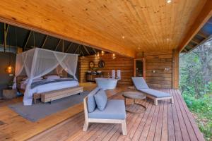 Кровать или кровати в номере Summerfields Rose Retreat and Spa