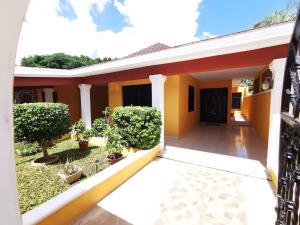 - une vue sur une maison depuis l'extérieur dans l'établissement Casa Balfré, à Mérida