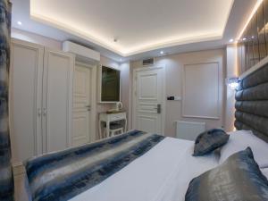 A bed or beds in a room at Crowned Hotel