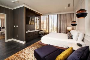 una camera d'albergo con letto e divano di J Resort a Reno