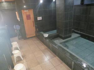 baño con 2 aseos y bañera y 2 en Hotel Marue - Vacation STAY 76469v en Kamaishi