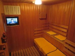 una pequeña sauna con TV. en Hotel Marue - Vacation STAY 76469v en Kamaishi