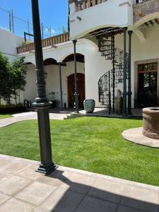 um poste no quintal de uma casa em Hotel Arista 1026 em San Luis Potosí