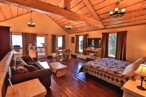 A seating area at Kenai Peninsula Suites