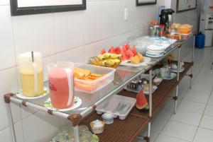 un estante con bebidas y fruta. en Pousada Savoy, en Fortaleza