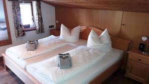 Postel nebo postele na pokoji v ubytování Alpchalet - Ferienwohnung Loy