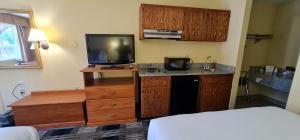 Η κουζίνα ή μικρή κουζίνα στο Oakridge Inn & Suites
