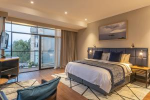 Postel nebo postele na pokoji v ubytování CLEO LAKE KIVU HOTEL