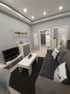 uma sala de estar com um sofá e uma televisão em Apartamento a 50 metros de la playa en Fuengirola em Fuengirola