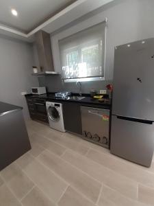 een keuken met een koelkast en een wasmachine bij Apartamento a 50 metros de la playa en Fuengirola in Fuengirola