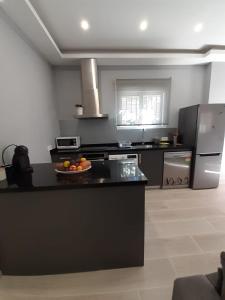 a kitchen with a bowl of fruit on a counter at Apartamento a 50 metros de la playa en Fuengirola in Fuengirola