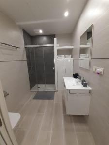 een badkamer met een douche, een wastafel en een toilet bij Apartamento a 50 metros de la playa en Fuengirola in Fuengirola