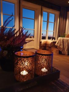 - un salon avec des fenêtres et 2 vases lumineux dans l'établissement New cabin at Lifjell perfectly located for hiking with sauna and ski-in/ski-out, à Bø