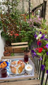 uma bandeja de alimentos de pequeno-almoço numa mesa com flores em Real Fonderia b&b em Palermo