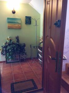 pokój z drzwiami i stołem z rośliną w obiekcie Apartament w Bieszczadach w Wołkowyi