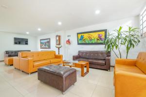 a living room with couches and chairs and a table at Ayenda 1501 Metropolitana Plaza in Bucaramanga